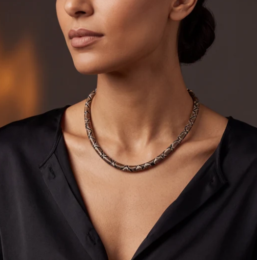 Collar con diseño de serpiente