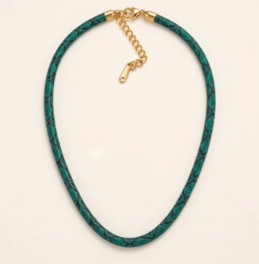 Collar con diseño de serpiente
