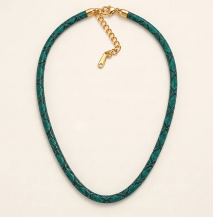 Collar con diseño de serpiente