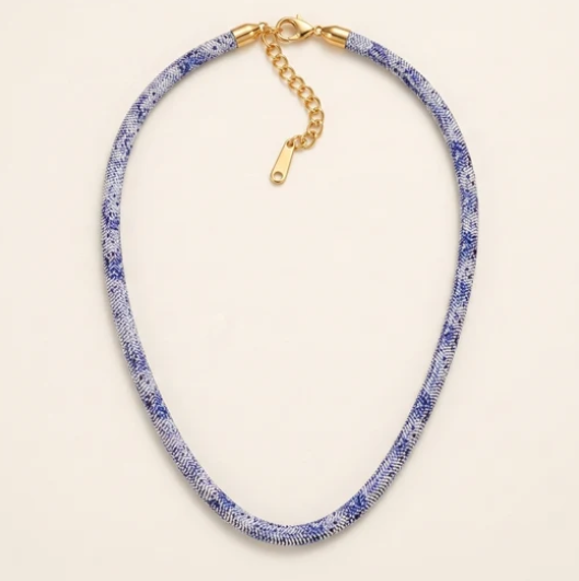 Collar con diseño de serpiente