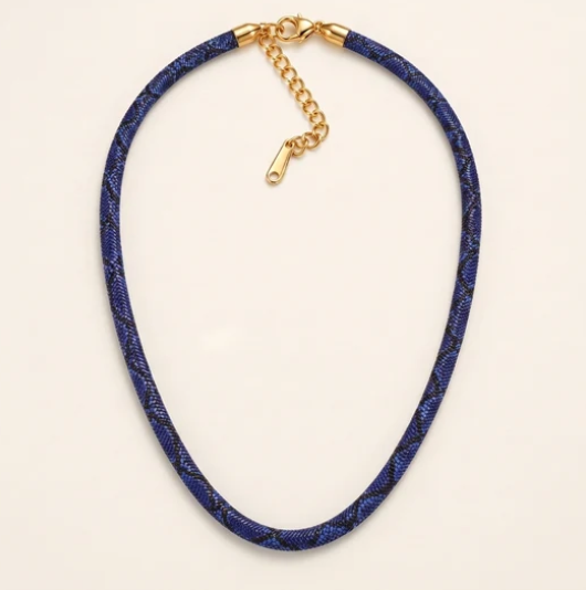 Collar con diseño de serpiente