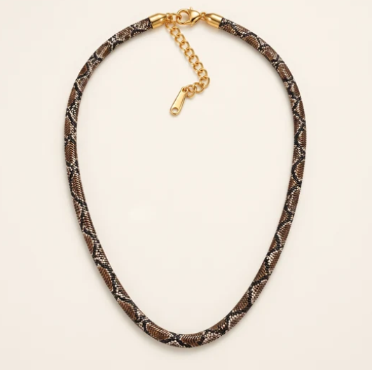 Collar con diseño de serpiente